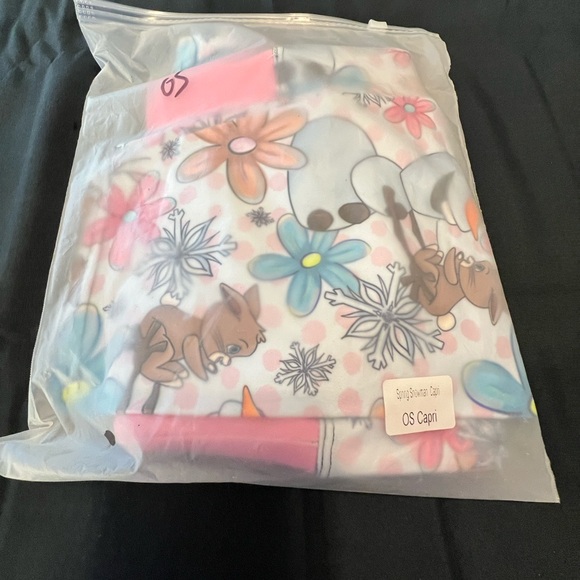 Disney Frozen Olaf capris - Picture 3 of 4